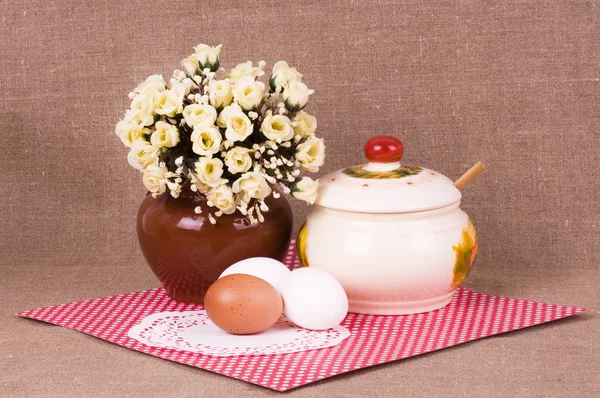 Still life with eggs and fowers — Stock Photo, Image