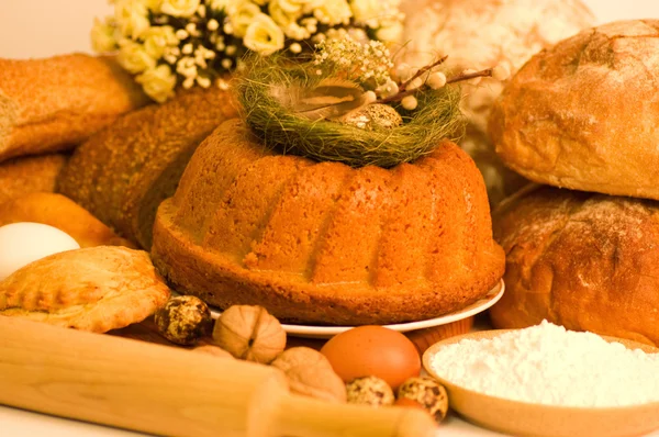 Традиционные пасхальные торты и пасхальные яйца — стоковое фото