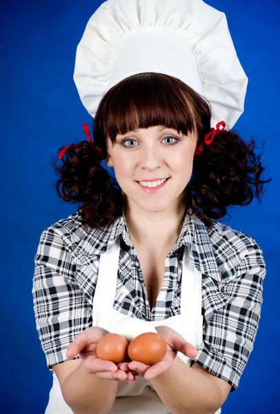 Sorrindo feliz cozinheiro mulher detém uma Páscoa ovos — Fotografia de Stock