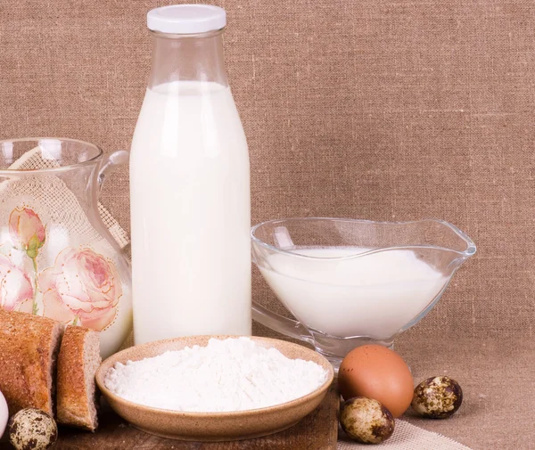 Milchprodukte, Eier und Brot — Stockfoto