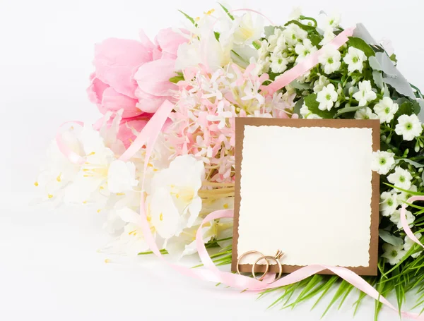 Gouden trouwringen op een boeket van witte rozen met banner toevoegen — Stockfoto