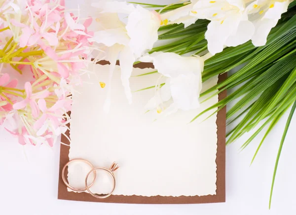 Złote obrączki ślubne na bukiet białych róż z banerem dodać — Zdjęcie stockowe