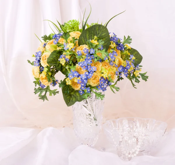 Прекрасные весенние цветы в стеклянной вазе — стоковое фото