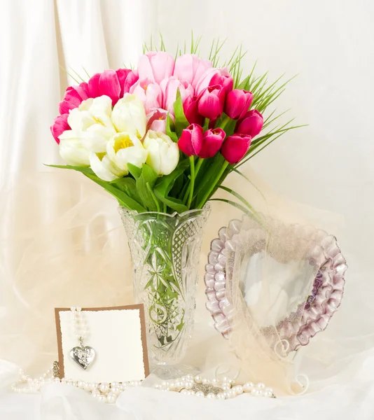 Lindas flores de primavera em um vaso de vidro — Fotografia de Stock