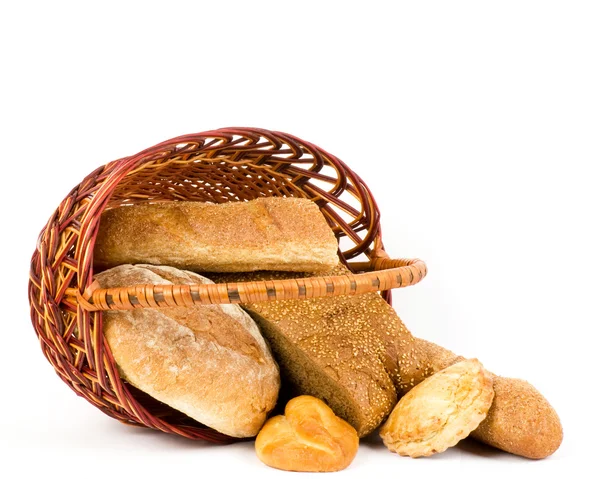 Belo pão definido na cesta no fundo branco — Fotografia de Stock