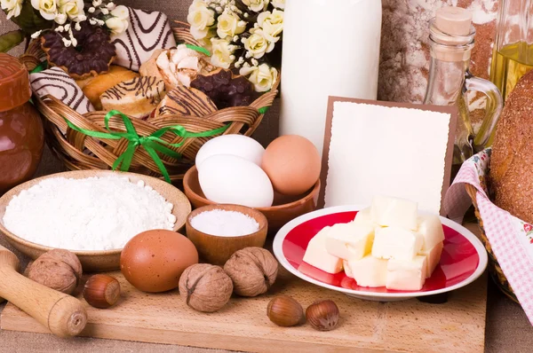 Melk, kaas en eieren op tafel — Stockfoto