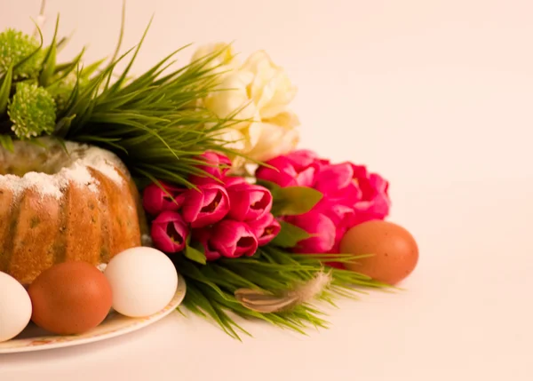 Traditional Easter cake and easter eggs with flowers — Stock Photo, Image