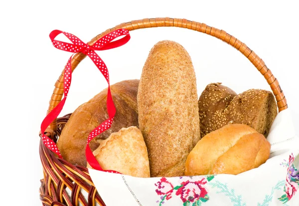 Schönes Brot im Korb auf weißem Hintergrund — Stockfoto