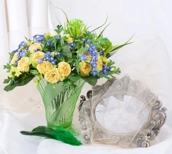 Bellissimi fiori primaverili in un vaso di vetro — Foto Stock