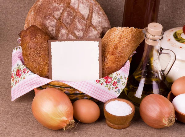 Melk, kaas en eieren op tafel — Stockfoto