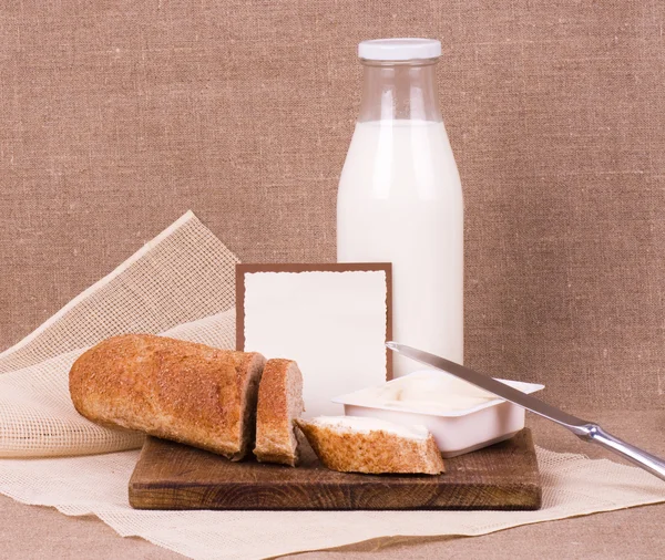 Pão e leite para o café da manhã — Fotografia de Stock