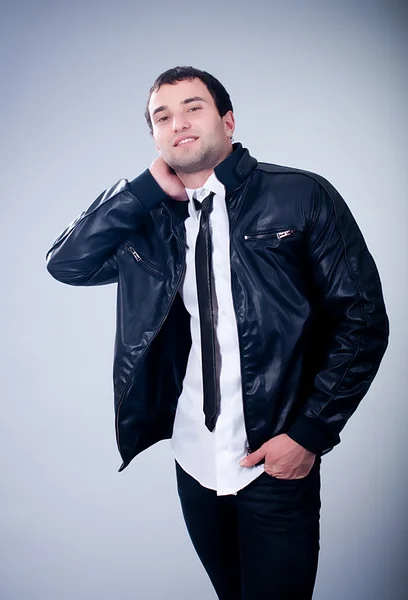 Homem na moda em jaqueta em fundo cinza — Fotografia de Stock