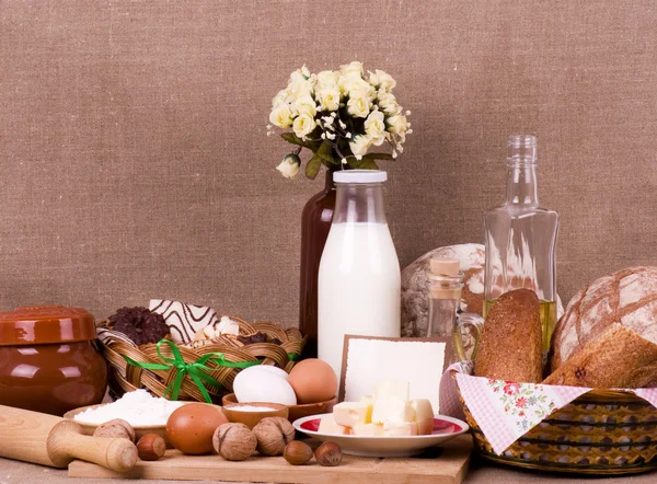 Mleko, sery i jaja na stole — Zdjęcie stockowe