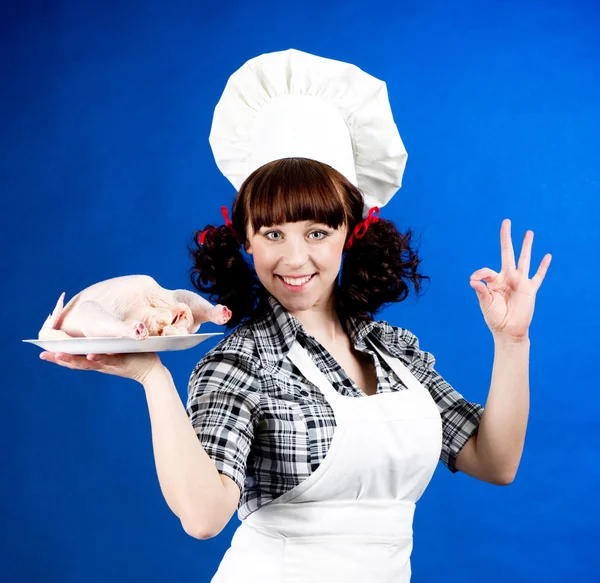 Sourire heureux cuisinier femme tient un brut poule — Photo