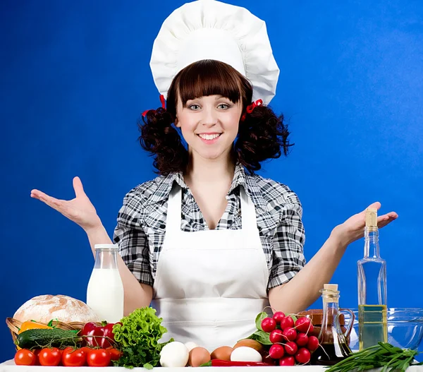 Mosolygós boldog cook nő élelmiszer-összetevőkkel kombinálják — Stock Fotó