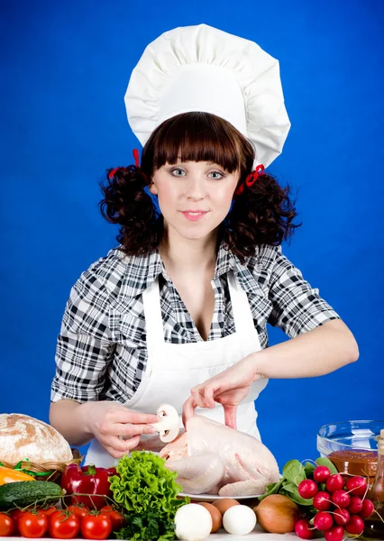 Mosolygós boldog cook nő tartja a nyers tyúk — Stock Fotó