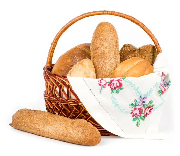 Hermoso conjunto de pan en cesta sobre fondo blanco —  Fotos de Stock