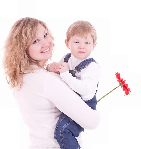 Anne ve genç oğlan kırmızı çiçek ile portre — Stok fotoğraf