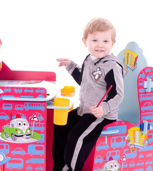 Baby dreng med farveblyanter på barnestol - Stock-foto