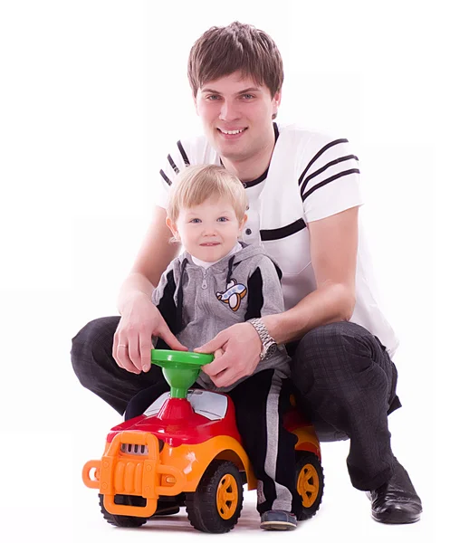 Pai alegre e seu filho bebê com carro — Fotografia de Stock