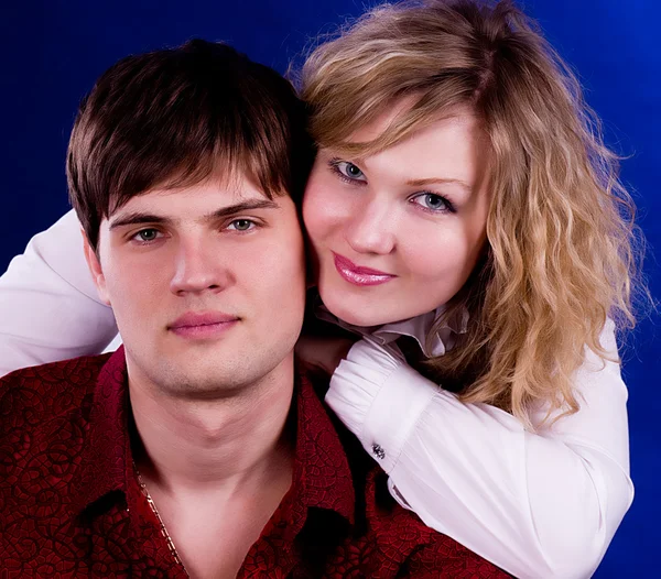 Paar van minnaar man en vrouw op donkere achtergrond. — Stockfoto