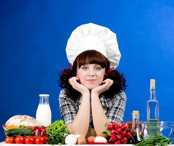 Sorrindo mulher cozinheiro feliz com ingredientes alimentares — Fotografia de Stock