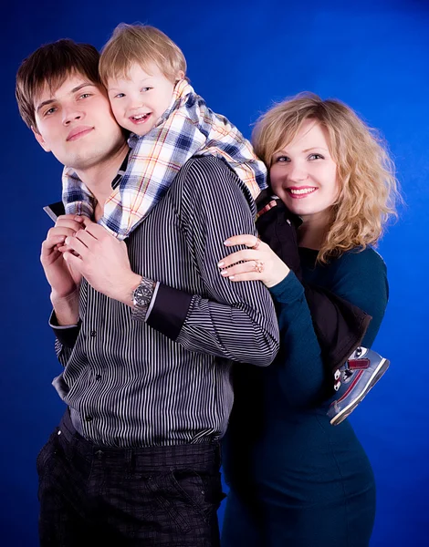 美しい若い家族の男の赤ちゃんと — ストック写真