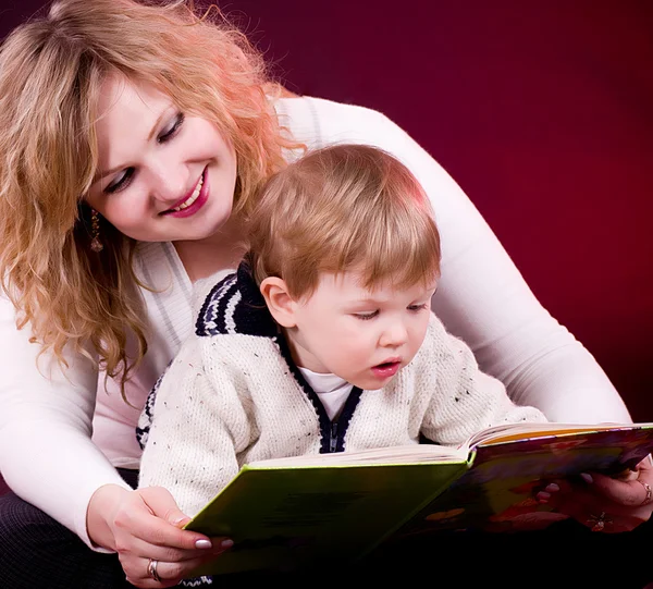 Mãe e bebê menino leitura livro — Fotografia de Stock