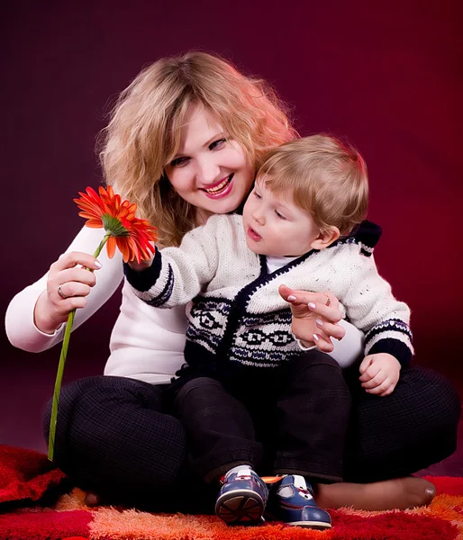 어머니와 붉은 꽃과 어린 아기의 초상화 — 스톡 사진