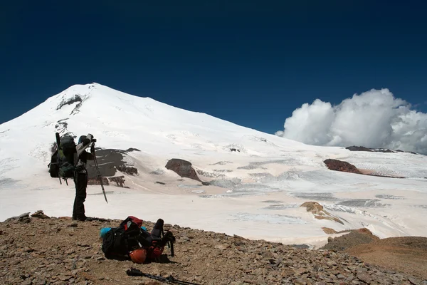 Ορειβάτης για ένα alp — Φωτογραφία Αρχείου