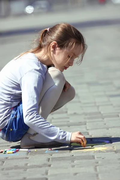 Mädchen zeichnet im Freien — Stockfoto