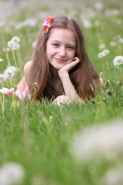 Dívka s Pampeliška — Stock fotografie