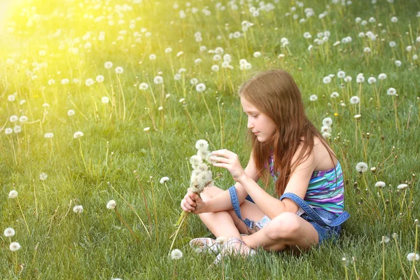 Girl with dandelion — Stock Photo, Image