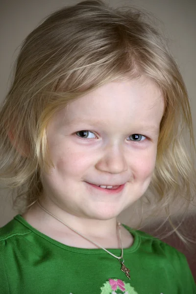 Usmívající se dítě dívka portrét — Stock fotografie