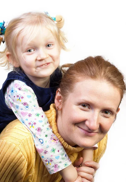 Мать с дочерью обнимаются — стоковое фото