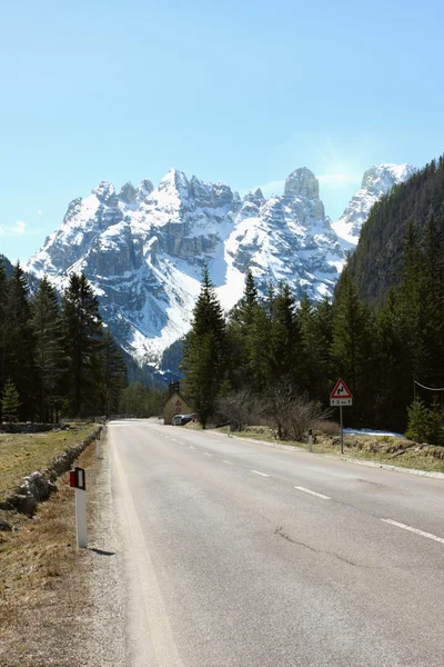 Estrada para as montanhas — Fotografia de Stock