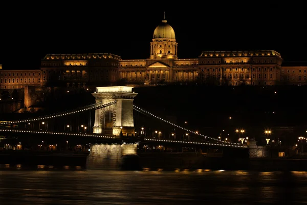 Здание ночью, Будапешт — стоковое фото