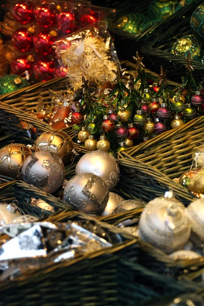 Детали рождественского рынка. Декорации рождественских ёлок — стоковое фото