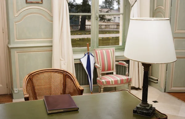 Sandalye ve masa retro tarzı — Stok fotoğraf