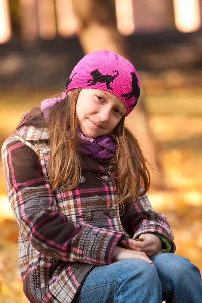 Usmívající se dívka v parku — Stock fotografie