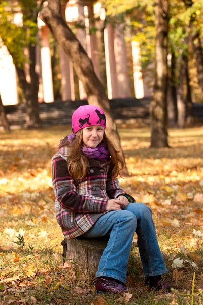 Smiling girl at the park — Stock Photo, Image