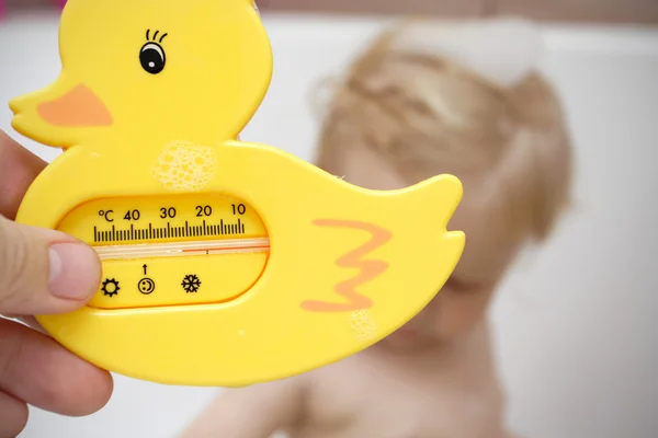 風呂用の温度計 — ストック写真