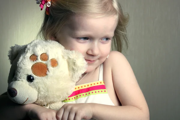 Девушка с игрушечным медведем — стоковое фото