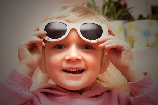 Ler barn flicka på solglasögon — Stockfoto