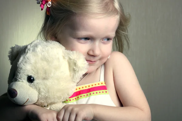 Dívka s hračka medvěd — Stock fotografie