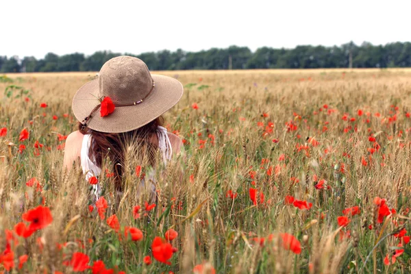 Chica en un campo de trigo — Foto de Stock