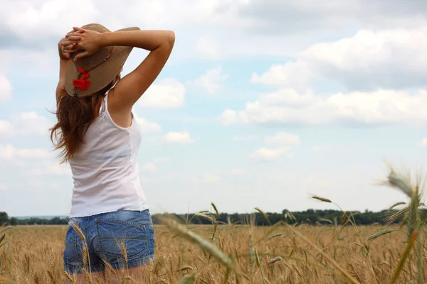 Menina em um campo de trigo — Fotografia de Stock