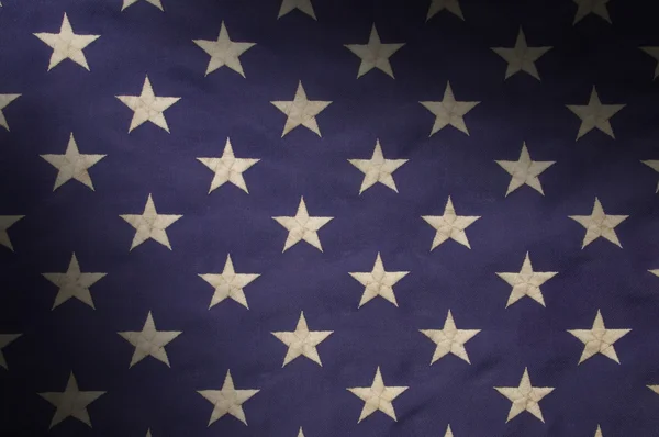 Hvězdy v poli modré americké vlajky svítí šikmo — Stock fotografie