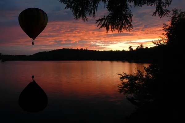 Hot-Air Balloon over Lake at Sunset Sunrise — Stock Photo, Image