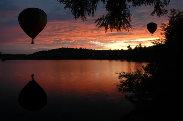 Hot-Air Balloons over Lake at Sunset Sunrise — Stock Photo, Image
